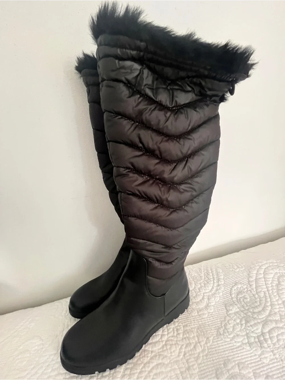 G.H. Bass & Co. Women's Black Quilted Winter Boots with Faux Fur Trim. Size 9